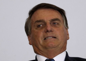 Sob protestos e pressão de CPI, Bolsonaro agora defende vacina, destaca PIB